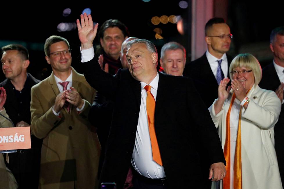 Orban tervehti kannattajiaan vaalivoittonsa jälkeen huhtikuussa 2022.