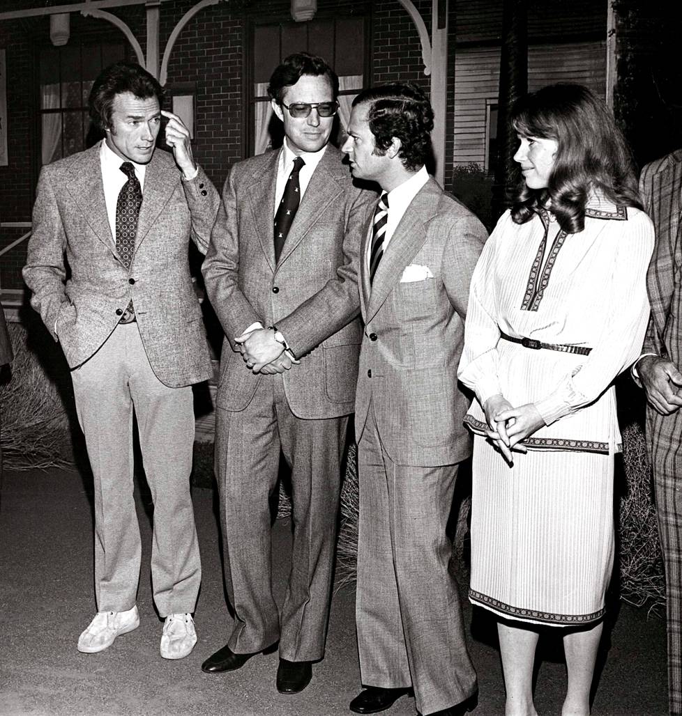 Clint Eastwood, Frank Wells, Kaarle Kustaa ja Liv Ullman vuonna 1976.
