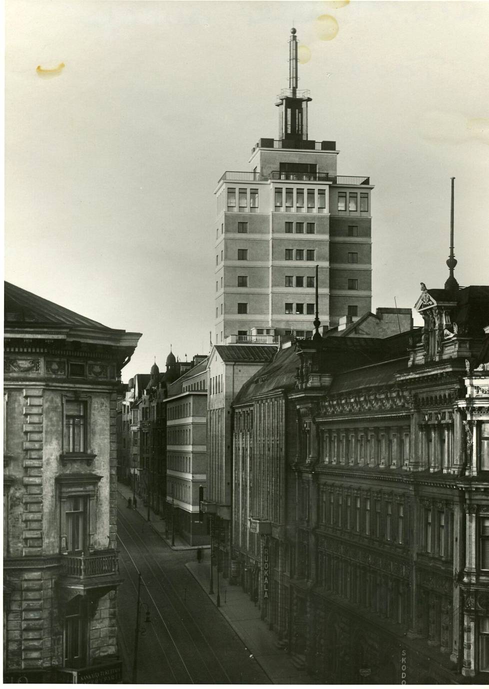Hotelli Torni hallitsi Helsingin julkisivua niihin aikoihin, kun Elias Kopelowsky muutti hotelliin asumaan.