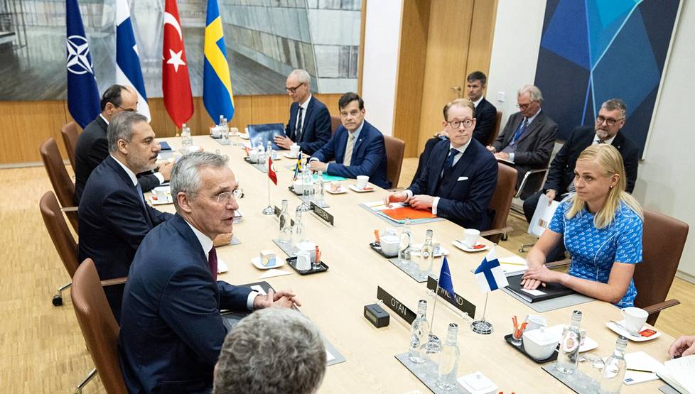 Valtosen mukaan Suomi otettiin Naton huippukokouksessa hyvin vastaan. Hän osallistui keskusteluihin muun muassa Turkin ulkoministerin Hakan Fidanin, Ruotsin ulkoministerin Tobias Billströmin ja Naton pääsihteerin Jens Stoltenbergin kanssa.