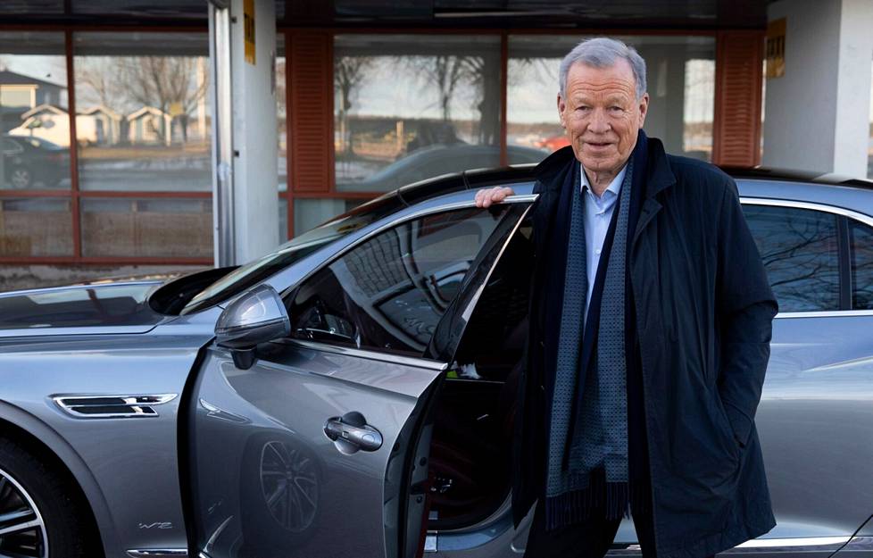 Ahvenanmaan tunnetuin liikemies Anders Wiklöf ajaa hopeanvärisellä Bentleyllä.