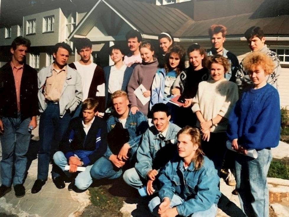 Inkerinsuomalaisten opiskelijoiden ryhmä tuli Suomeen 1991. Kuva on otettu Itä-Karjalan kansanopiston pihalla. Anita ja Elena jatkoivat opiskelua myöhemmin Savonlinnassa.