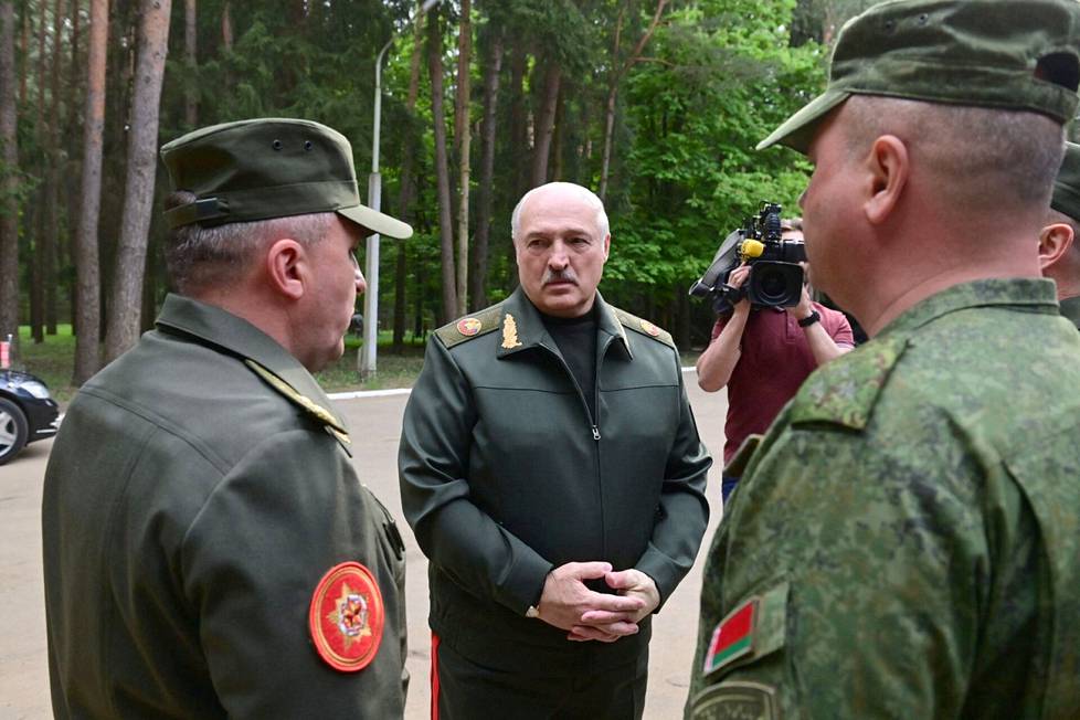 This week, Lukashenka posted pictures of himself to quell rumors about his health.  The bandage was changed in the left hand.