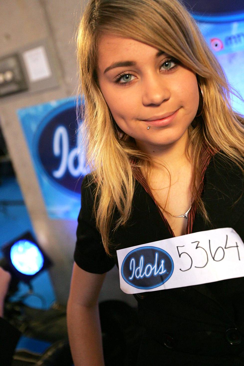 Tästä se kaikki alkoi! Numerolla 5364 kisannut Anna Abreu 16-vuotiaana Idolsin teatteriviikonlopulla.