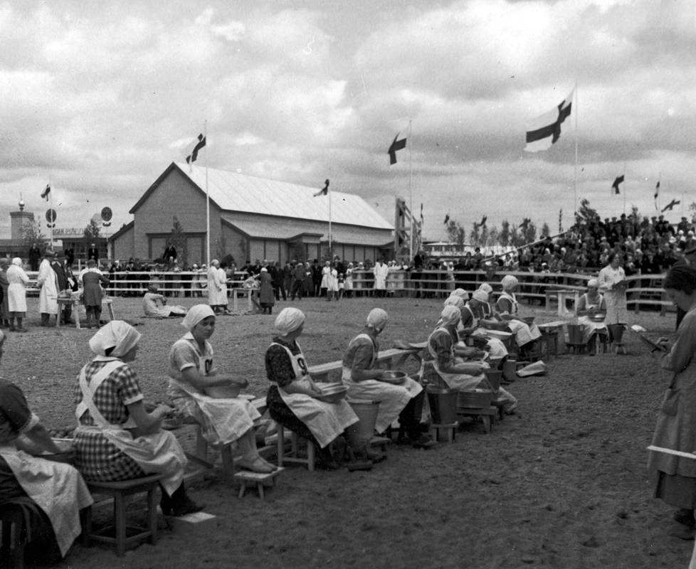 Paikoillanne, valmiit, hep! Naiset ottivat toisistaan mittaa perunankuorimakilpailussa Viipurissa suvena 1932. Kilpa järjestettiin yleisessä maatalousnäyttelyssä 27. kesäkuuta.