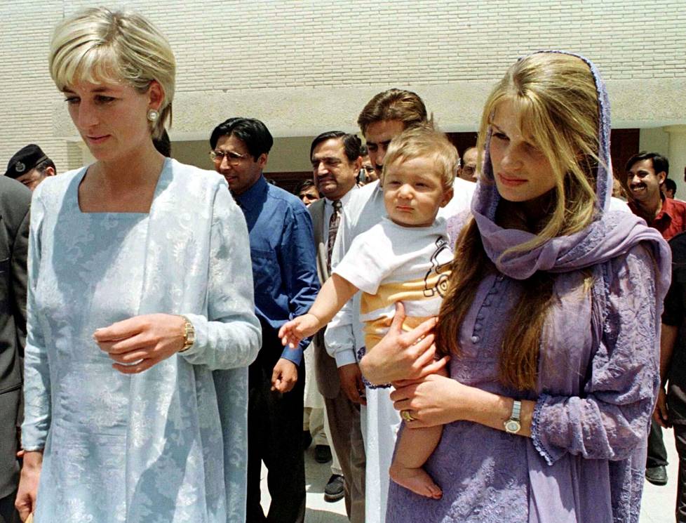 Prinsessa Diana ja Jemima Khan, Hasnat Khanin kaukaisen serkun entinen puoliso. Dianasta ja Jemimasta tuli hyviä ystäviä suhteen aikana.