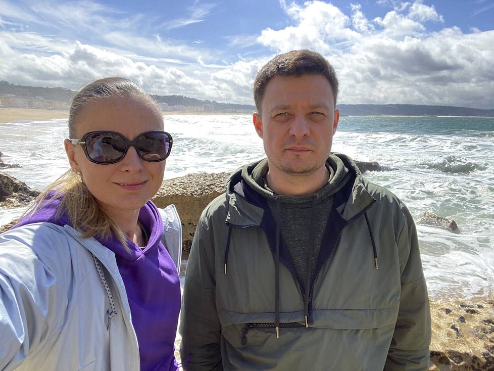 Svitlana ja Roman Atlantin rannalla Nazaréssa. He ovat juuri saapuneet Portugaliin pitkän ajomatkan päätteeksi.