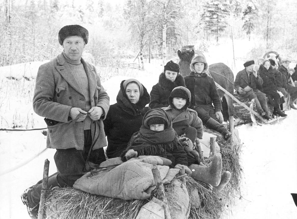 Karjalan kannaksen väestö joutui evakkotaipaleelle. Yli 400 000 siirtokarjalaista jätti kotiseutunsa.