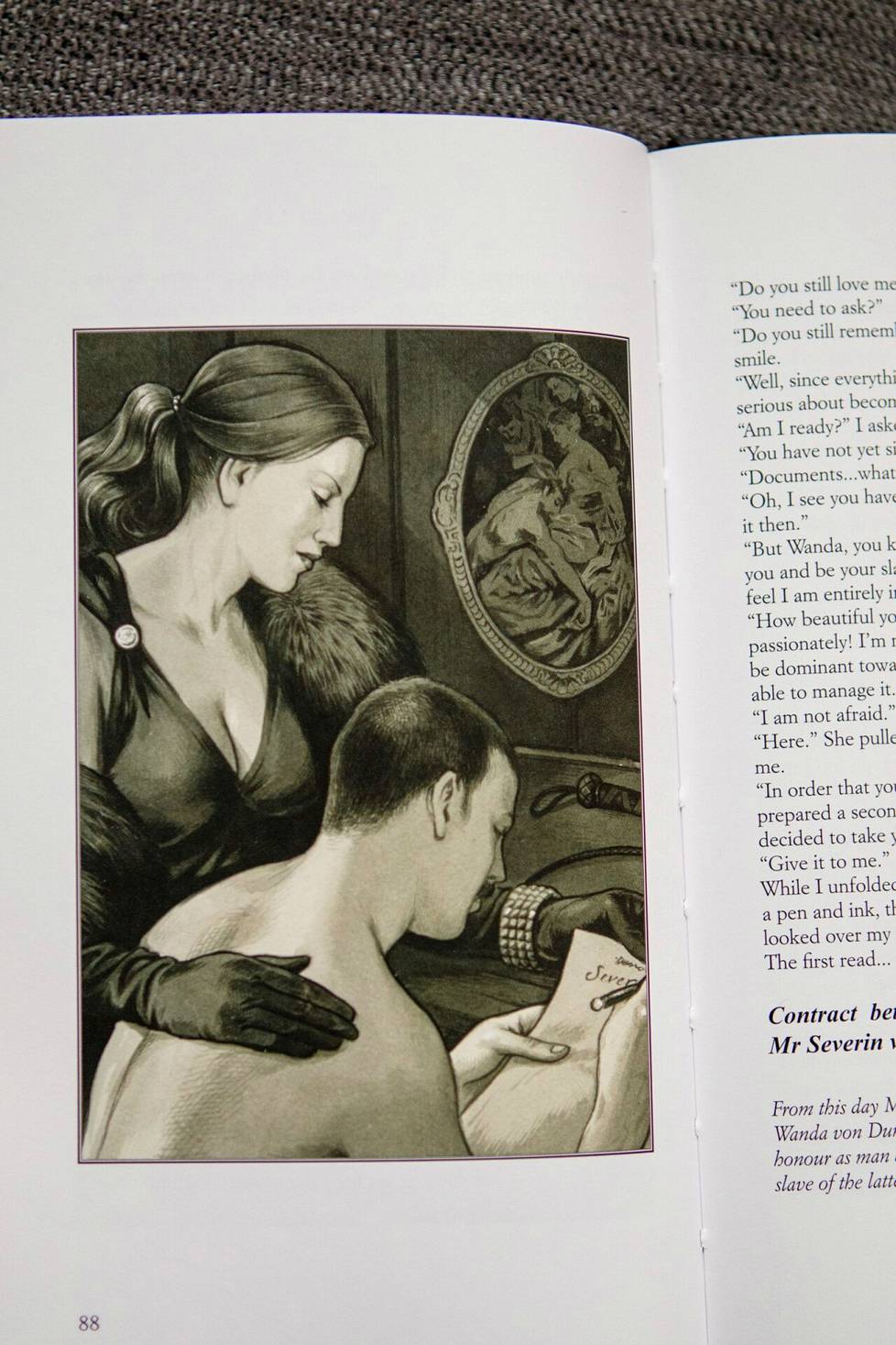 Leopold von Sacher-Masochsin kirjoittamassa ja alunperin vuonna 1870 julkaistussa kirjassa Venus in Furs käsitellään muun muassa sadomasokismia ja fetisismiä. Kirjallisilla valtasopimuksilla on pitkät perinteet. Kyseisen sivun kuvassa mies allekirjoittaa orjasopimusta valtiattarensa valvovan silmän alla.