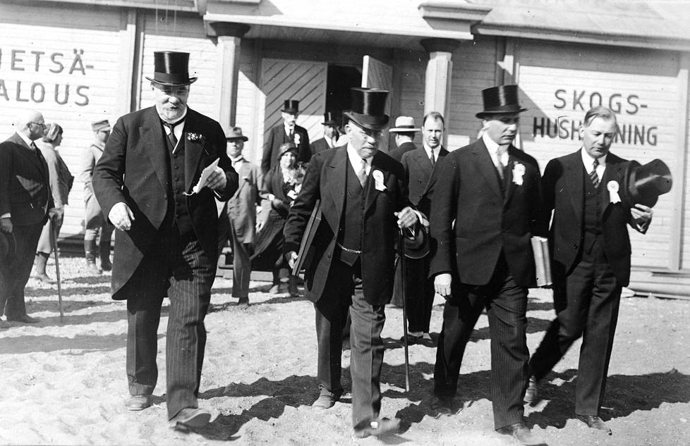 Silinterihattuinen herra vasemmalla on presidentti P. E. Svinhufvud. Presidentti on tutustumassa Viipurin maatalousnäyttelyyn vuonna 1932.