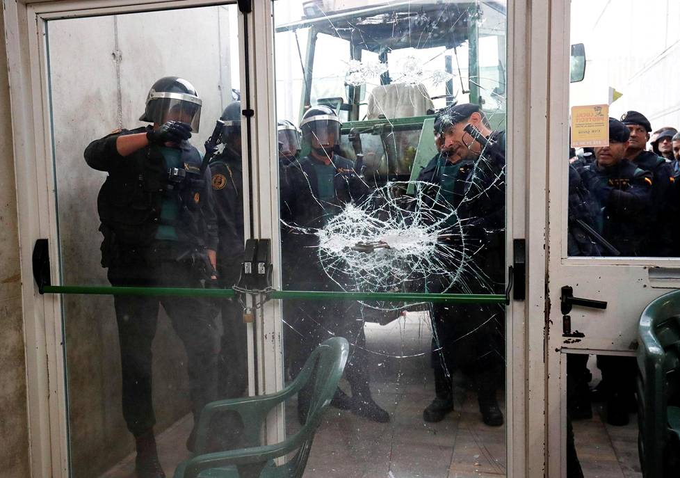 Guardia Civil -santarmit rikkoivat oven äänestyspaikalla, jonne Katalonian itsehallintoalueen johtajan Carles Puigdemontin odotettiin saapuvan äänestämään Sant Julia de Ramisissa.