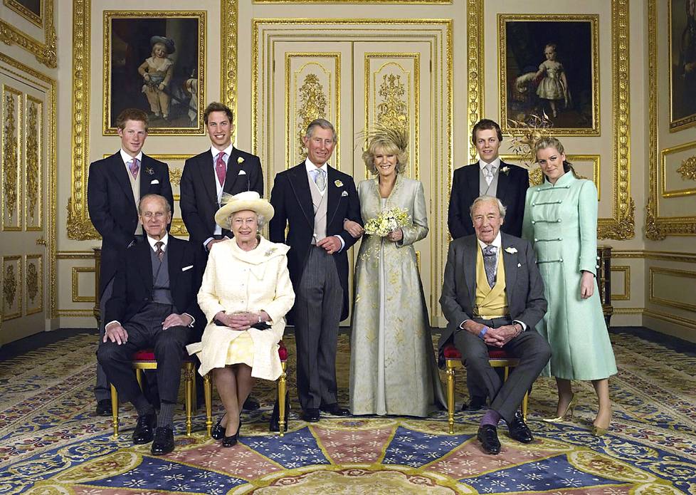 Charlesin ja Camillan virallinen hääkuva otettiin Windsorin linnassa 9. elokuuta 2005. Elisabet ei ollut mukana avioliiton solmimisseremoniassa. 