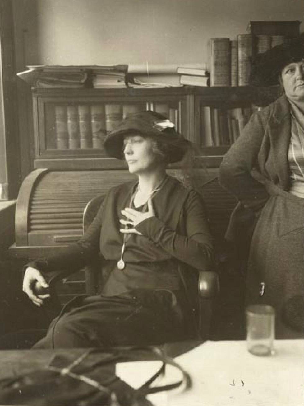 Kuvassa keskellä istumassa Bambina Maude Delmont.
