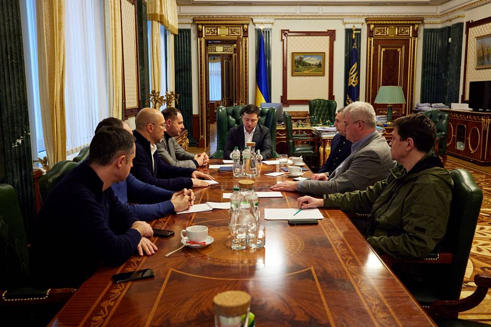 Ukrainan presidentinhallinnon julkaisema kuva hallituksen, puolustussektorin ja talousväen hätäkokouksesta hyökkäyksen ensimmäisenä päivänä 24. helmikuuta 2022. 