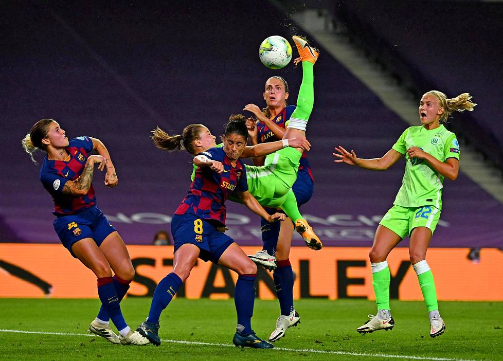 Takaisin kentille. Naisten Mestarien liiga pääsi jatkumaan tyhjille katsomoille tiistaina, kun Barcelona ja Wolfsburg kohtasivat Espanjassa.