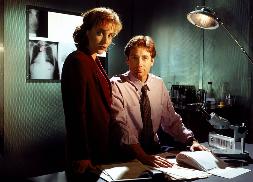 Dana Scully (Gillian Anderson) ja Fox Mulder (David Duchovny) tutkivat outoja ilmiöitä. Samalla he yrittivät paljastaa Yhdysvaltain hallituksen salaliiton avaruusolioiden olemassaolon peittelemiseksi. 