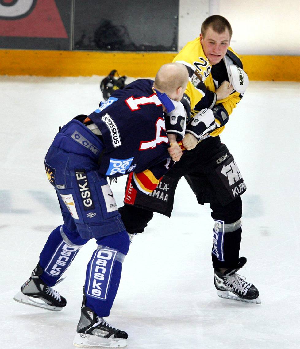 Jonne Virtanen tappelemassa 19-vuotiaana Sami Heleniuksen kanssa 2008.