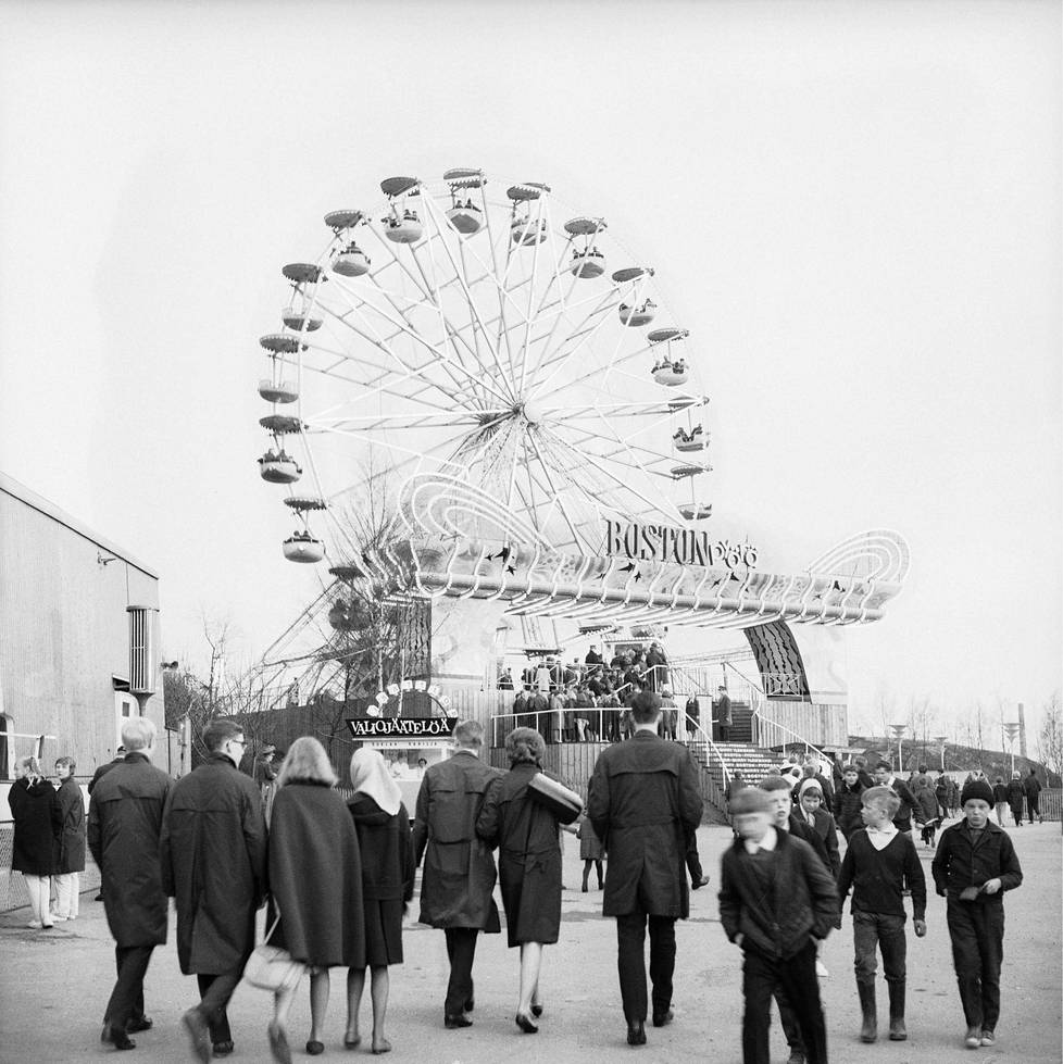 Linnanmäen kevään uutuuksiin kuulunut Maailmanpyörä esiteltiin vappuaattona 30.4.1964.