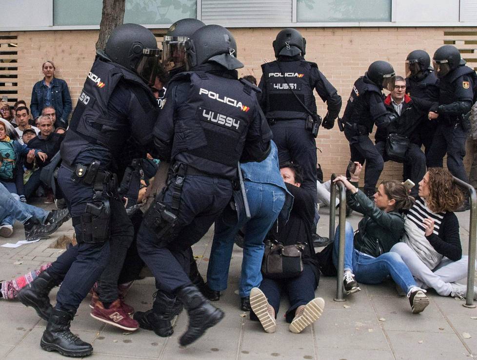 Poliisi esti ihmisiä menemästä äänestyspaikalle Lleidan kaupungissa Kataloniassa.