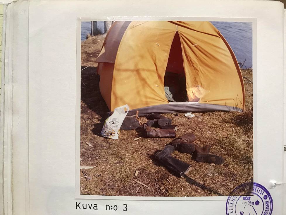 Kai Kustaa Vähäkallio ampui kolme nuorta keltaiseen Sopu-telttaan. Keskusrikospoliisin valokuvassa teltta on vielä pystyssä. Nuorten saappaat lojuvat teltan edustalla.