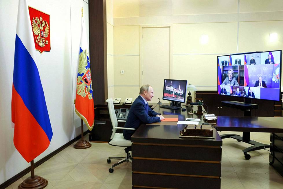 Putin on jatkanut korona-aikana tavaksi tulleita etäkokouksia. Joulukuun puolivälissä Kreml julkaisi kuvan Putinista datshallaan neuvottelemassa maan turvallisuusneuvoston kanssa.