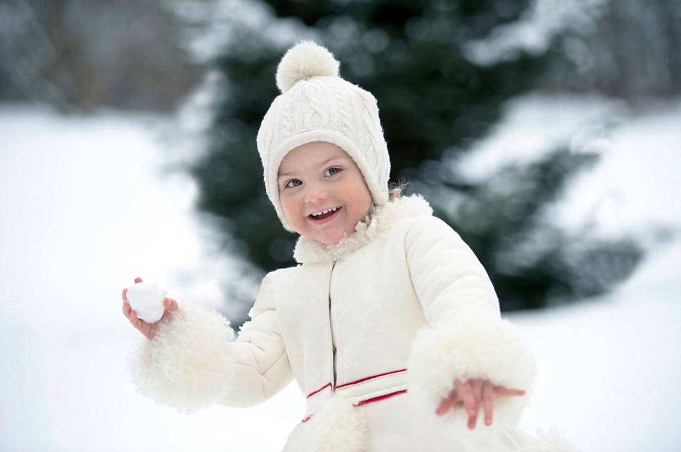 Kolmevuotias syntymäpäiväsankari tallennettiin lumileikeissä.