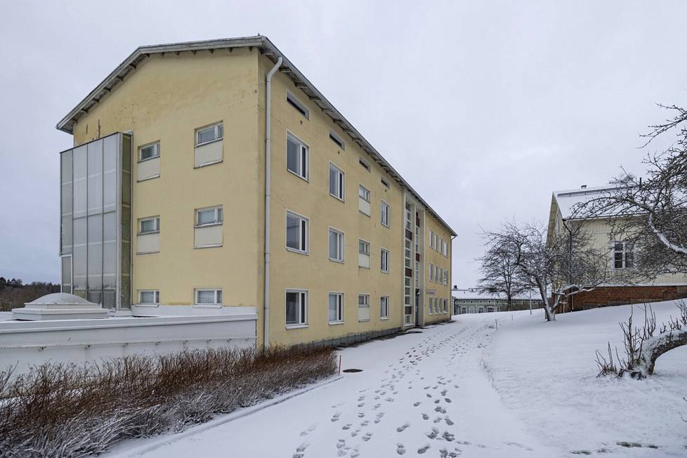 Olga Roo oli oppisopimuskoulutuksessa porvoolaisessa Johannisbergin vanhainkodissa. Vanhainkoti toimi 2011 keltaisessa rakennuksessa, nykyään sille on rakennettu uusi siipi.