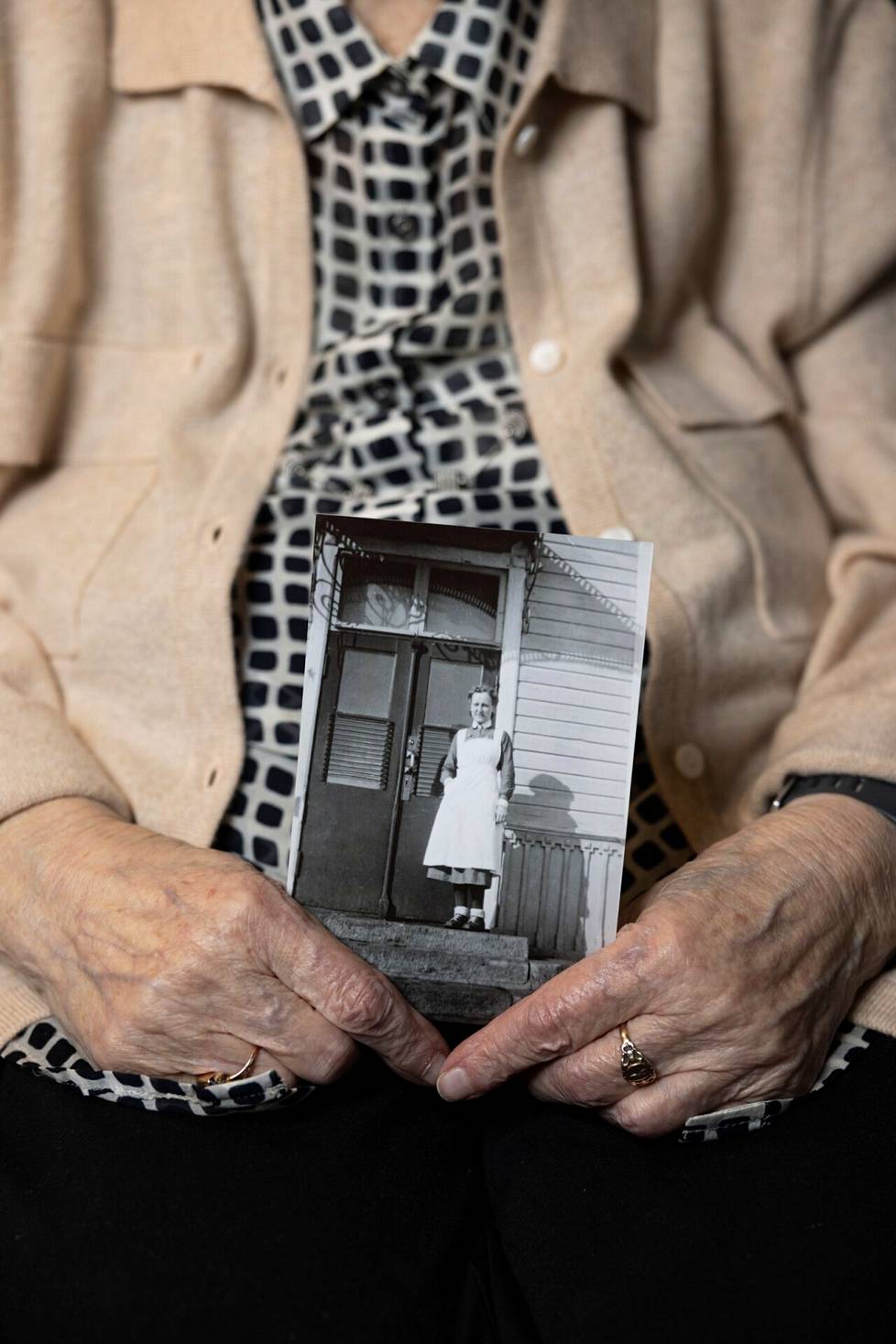 Orvokki Nopola sylissään 82 vuoden takainen valokuva itsestään.