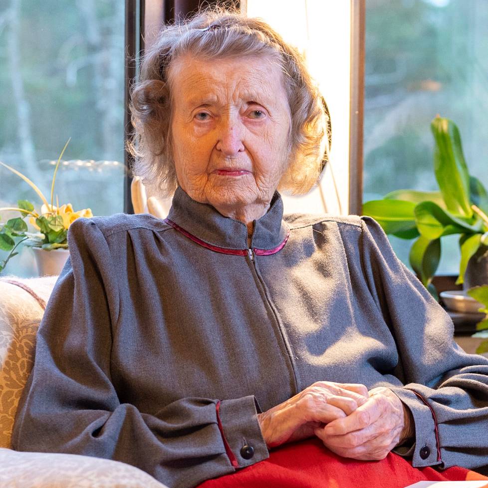 96-vuotias Irja Junes asuu vielä kotona samassa pihapiirissä poikansa kanssa.