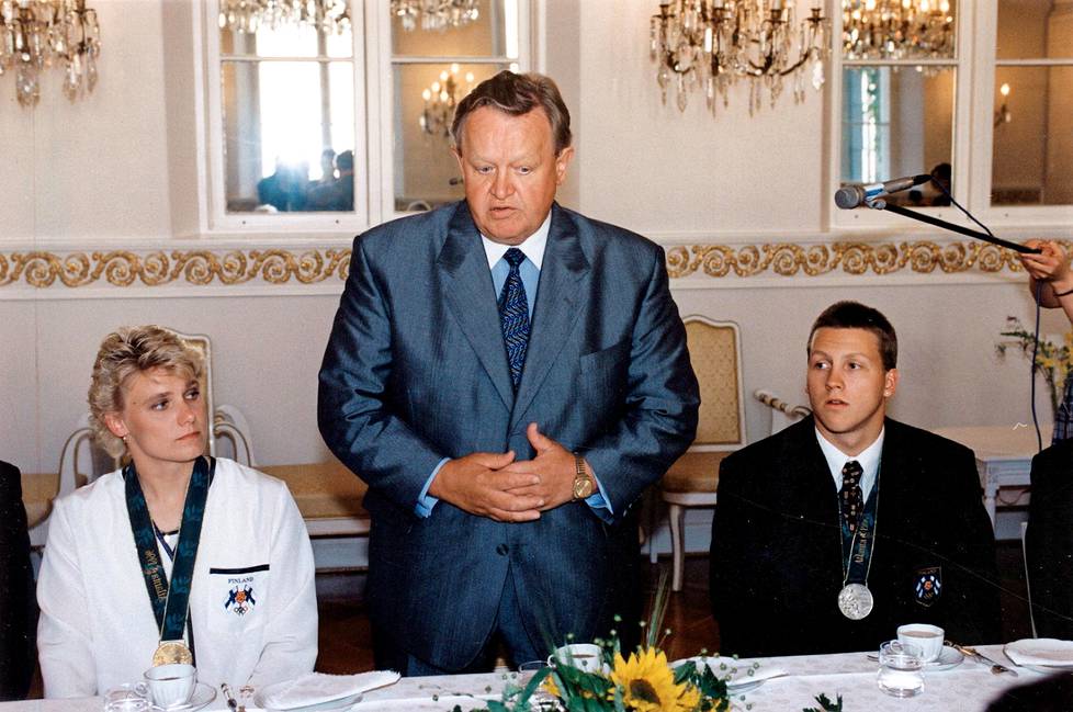 Olympiamitalistit Heli Rantanen ja Jani Sievinen presidentti Martti Ahtisaaren onniteltavina 1996.