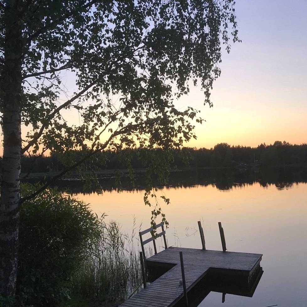Vaimon puoleisen suvun mökki sijaitsee Länsi-Suomessa pienen järven rannalla.