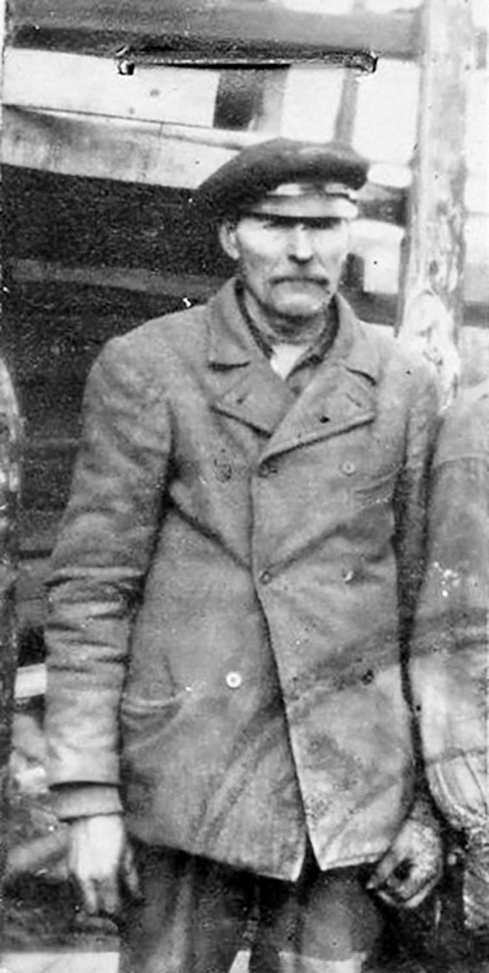 Torppari Otto Jaakkonen (1869-1948) oli kuusen ensimmäinen omistaja. Puu ehti kasvaa viiden sukupolven ajan ennen kuin sen korjuun aika tuli.