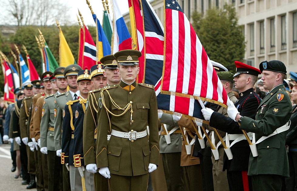 Seitsemän Baltian ja Itä-Euroopan maiden sotilaat marssivat paraatissa maiden Natoon liittymisen kunniaksi järjestetyissä juhlallisuuksissa Brysselissä 2. huhtikuuta 2004.