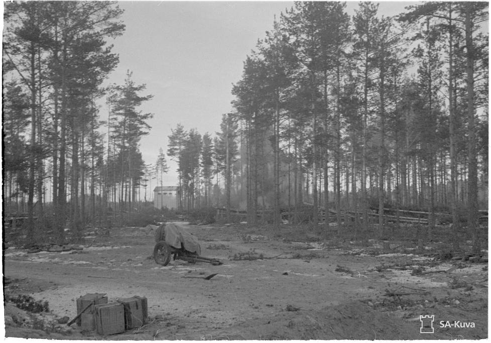 4. joulukuuta suomalaiset pioneerit puhdistivat maastoa miinoista räjäyttämällä. Keskellä metsässä näkyy räjähdyspilvi.
