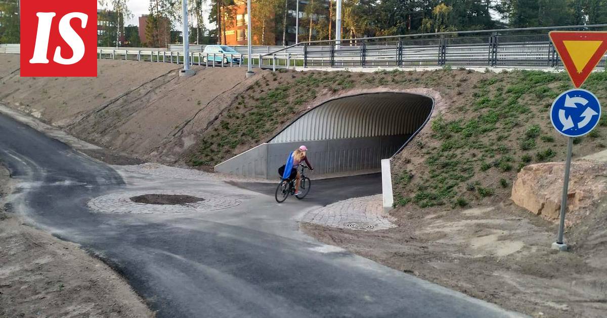 Espoo rakensi tunnelin eteen pyörätien, joka on jotain risteyksen ja  liikenneympyrän väliltä: ”Tämä on ihan käsittämätön ratkaisu” - HS-Espoo -  Ilta-Sanomat