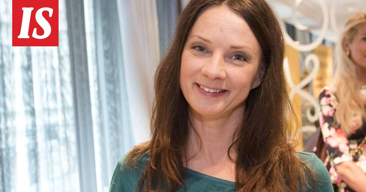 Kirsi Salo, 50, yllättää yläosattomissa – poseeraa sensuellissa  uintikuvassa vain lumpeenlehti povensa peittona - Viihde - Ilta-Sanomat