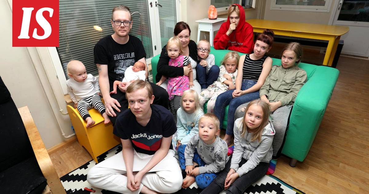 Hämeenlinnassa asuu 12-lapsinen Koiviston perhe: Isä kantaa kotiin viikossa  40 kiloa perunaa ja 50 litraa maitoa - Perhe - Ilta-Sanomat