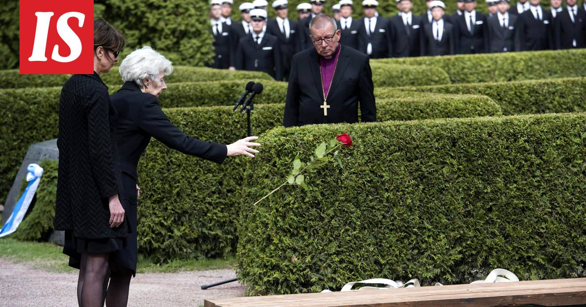 Tellervo Koivisto laski arkulle yhden tulipunaisen ruusun – mistä ele  kertoo? - Kotimaa - Ilta-Sanomat