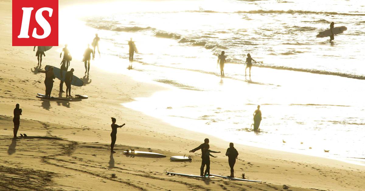 Australia avasi kuuluisan Bondi Beachin surffareille – auringonotto  edelleen kielletty - Ulkomaat - Ilta-Sanomat