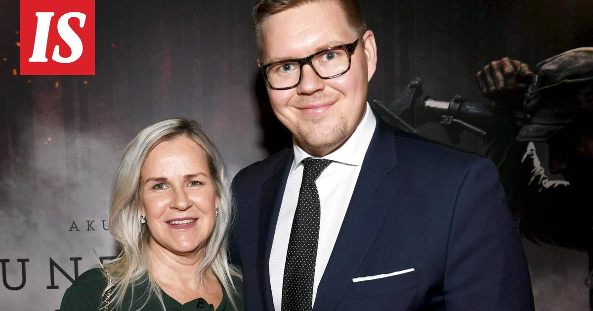 Antti Lindtman, 35, ja Kaija Stormbom, 54, pääsivät kotiin vauvan kanssa –  perillä odotti ihana yllätys - Viihde - Ilta-Sanomat