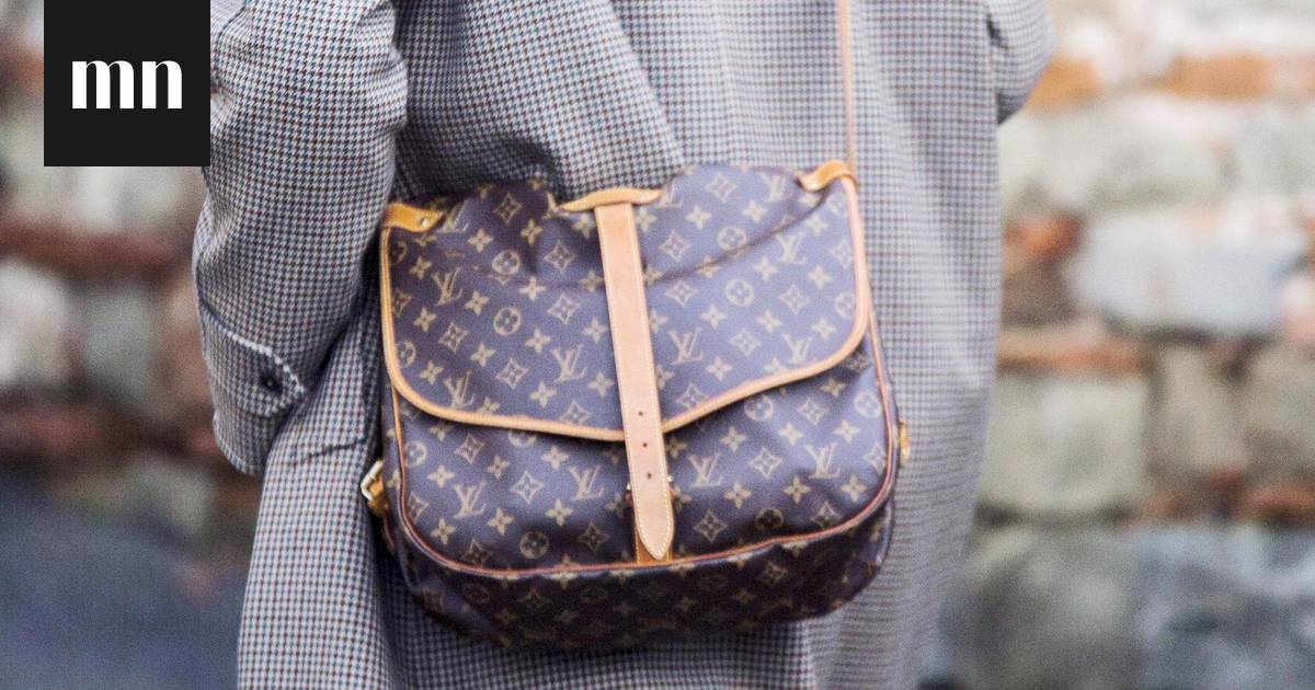 Nainen Louis Vuitton laukku ja Chanel huivi ennen Fendi